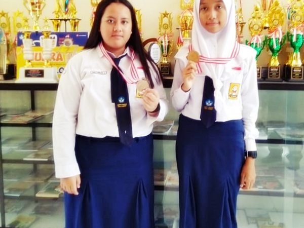 EMILY QURATA AYUNI KELAS 8 DAN ALDANISA KRISDA PUTRI KELAS 7 MERAIH EMAS KOMPETISI  MATEMATIKA SE-DIY