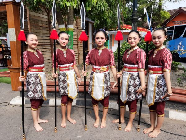 TARI RETNA SATRIATAMA (SMP 4 PAKEM)  JUARA II FLSSN