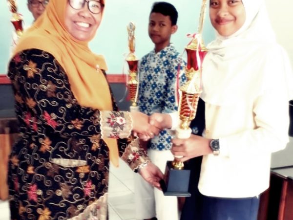 LITERASI SMP 4 PAKEM TERUS MENGGELIAT  JUARA II LOMBA CIPTA PUISI FLS TINGKAT KABUPATEN