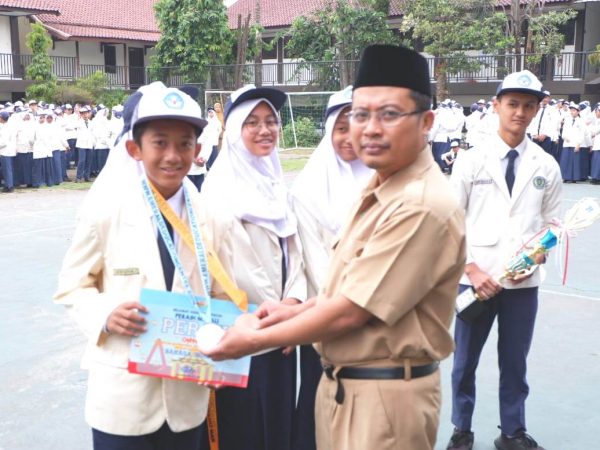 ENAM SISWA SMPN 4 PAKEM ROAD TO FINAL OMNAS 9 (OLIMPIADE NASIONAL) DI SURABAYA