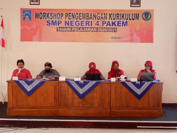 WORKSHOP KURIKULUM SMP NEGERI 4 PAKEM. KURIKULUM SEKOLAH UNTUK MENCAPAI BERBAGAI KEUNGGULAN