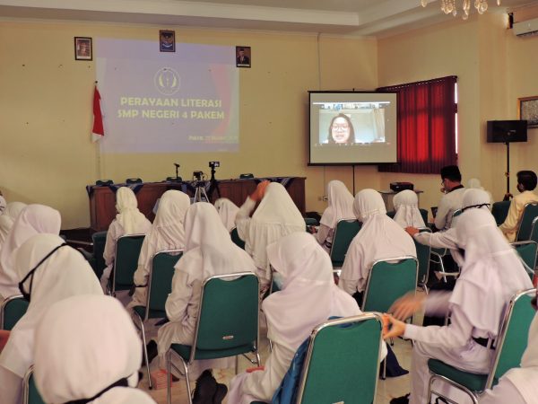 LITERASI DIRAYAKAN.                      DENGAN LITERASI SISWA SMP 4 PAKEM AKAN MUDAH MENGIKUTI UJIAN MODEL PISA, AKM, DAN SEJENISNYA