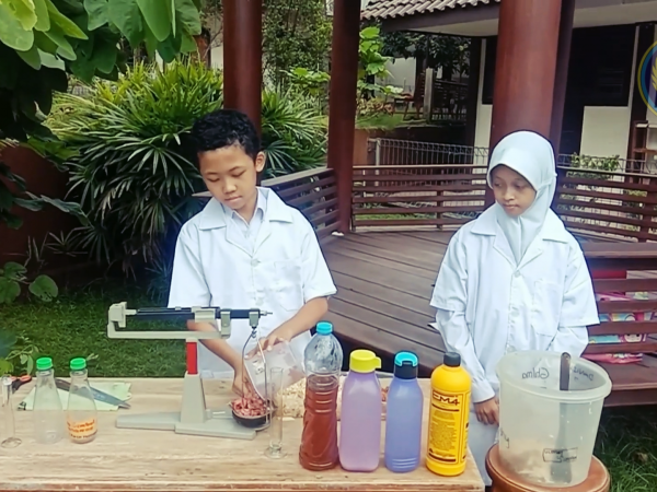 DUA SISWA SMP 4 PAKEM (GHILMA DAN HADRIAN) MENDAPAT PENGHARGAAN BEST PRESENTATION LKTI UNY