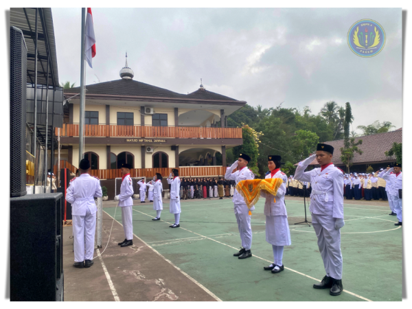 TAMPIL PRESISI DAN MEMUKAU! PASUKAN DELAPAN HINGGA SOLO VOKAL LENTERA SUKSESKAN UPACARA HUT KE-81 KEMERDEKAAN RI DI SMP NEGERI 4 PAKEM